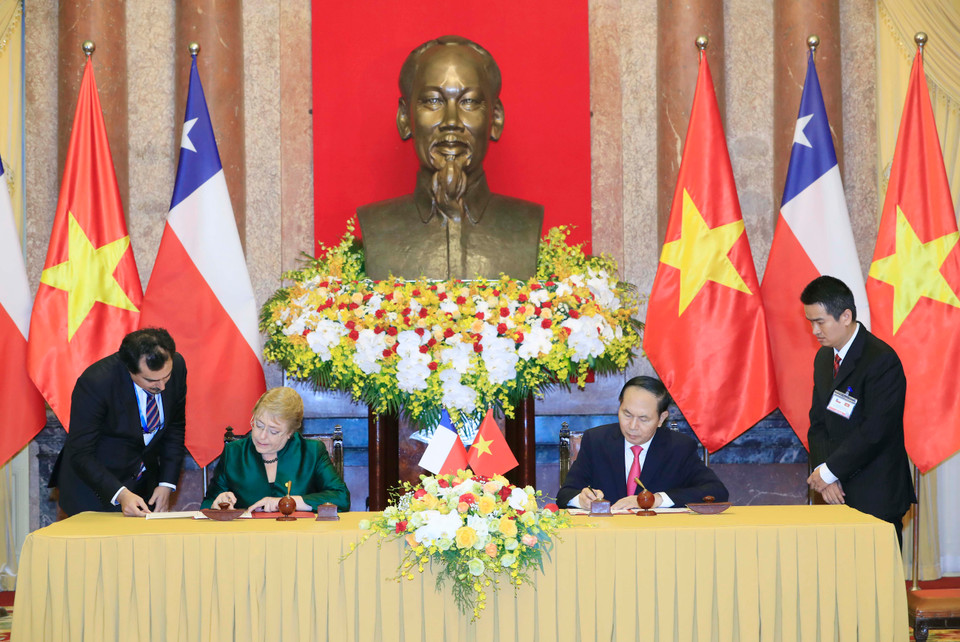 陈大光主席与智利总统米歇尔·巴切莱特·赫里亚签署越南-智利联合声明。（图片来源：越通社）