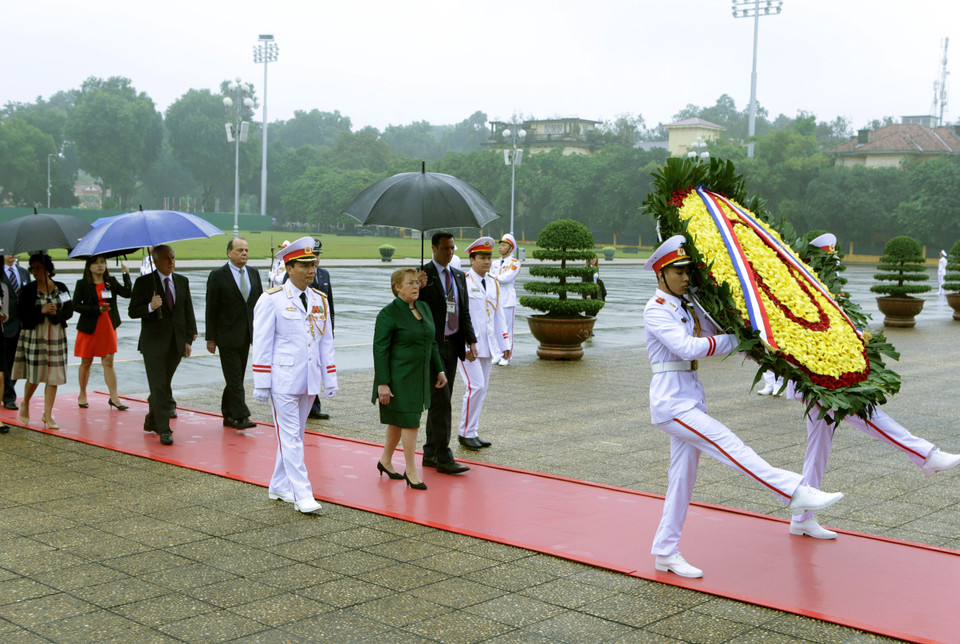 智利总统米歇尔·巴切莱特·赫里亚一行向胡志明主席陵墓敬献花圈。（图片来源：越通社）