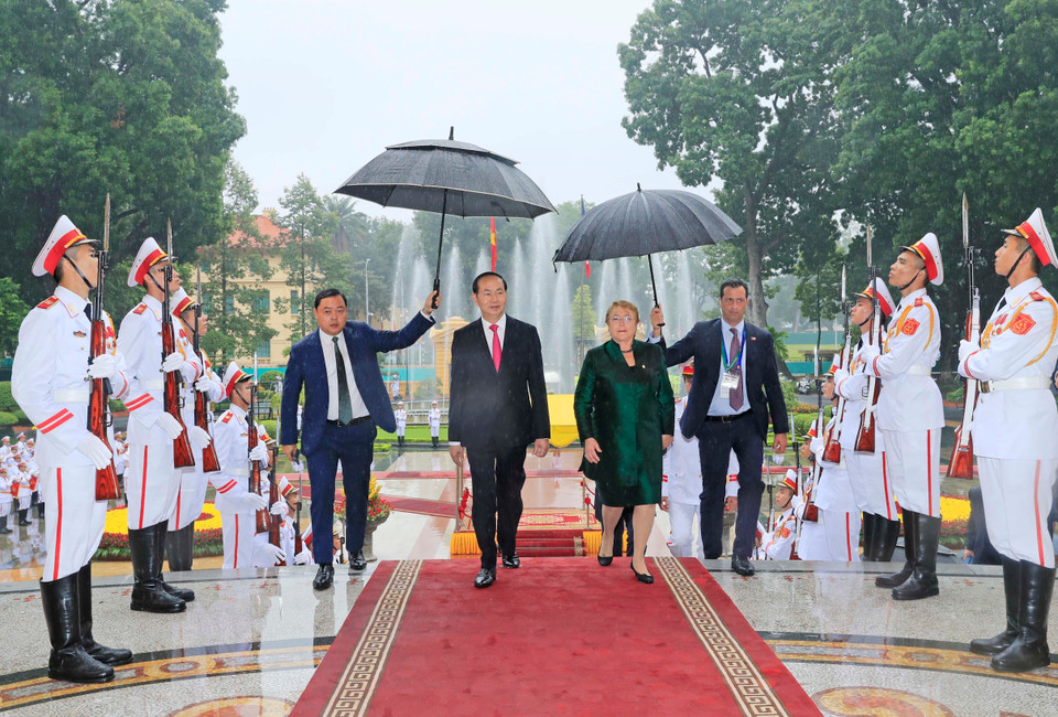 陈大光主席迎接智利总统米歇尔·巴切莱特·赫里亚。（图片来源：越通社）