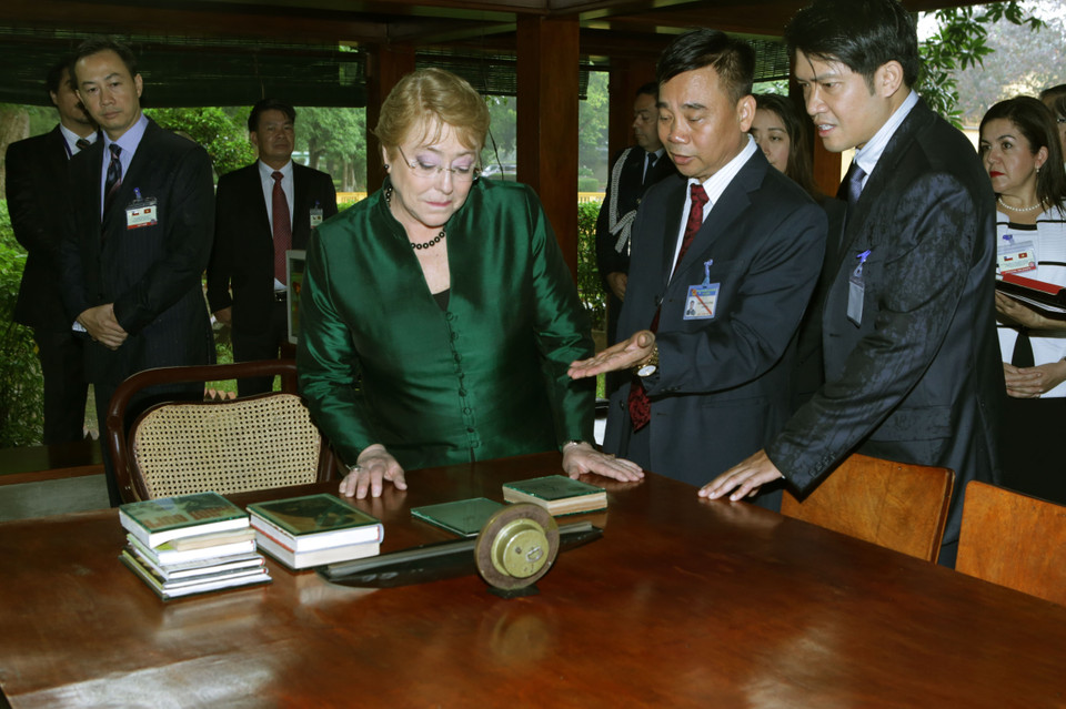 智利总统米歇尔·巴切莱特·赫里亚一行走访胡志明主席遗迹区。（图片来源：越通社）