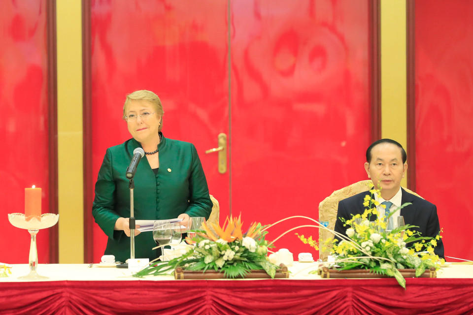 智利共和国总统米歇尔·巴切莱特·赫里亚在国宴上发言。（图片来源：越通社）