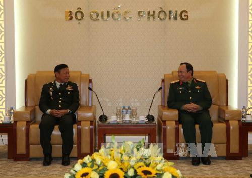 越南人民军副总参谋长范玉明上将（右）在国防部总部会见了正在访越的泰国国防部计划政策总局政策战略局局长努吉特少将。（图片来源：越通社）