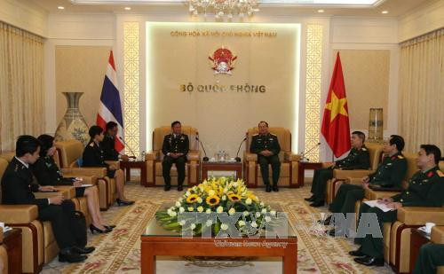 越南人民军副总参谋长范玉明上将（右）在国防部总部会见了正在访越的泰国国防部计划政策总局政策战略局局长努吉特少将。（图片来源：越通社）