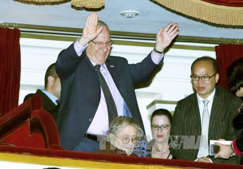 22日晚，以色列总统鲁文·里夫林和夫人出席在河内大剧院举行的以色列——越南友好音乐会。（图片来源：越通社）