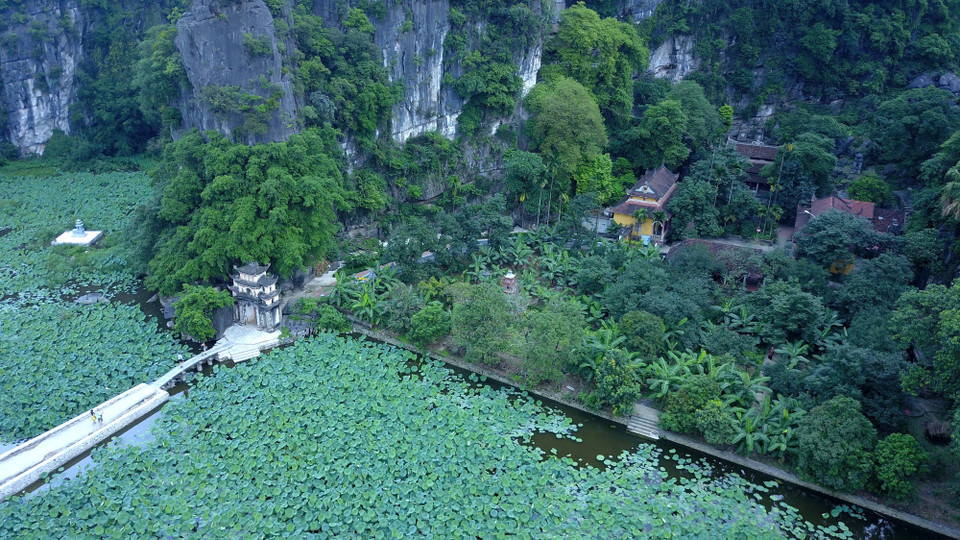  宁静的千年岩石山、古老的寺庙以及山脚下柔和的莲池使得碧洞美得如诗如画。越通社记者明德 摄