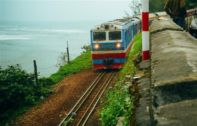 沿着海云岭的铁路。图片来源：越通社