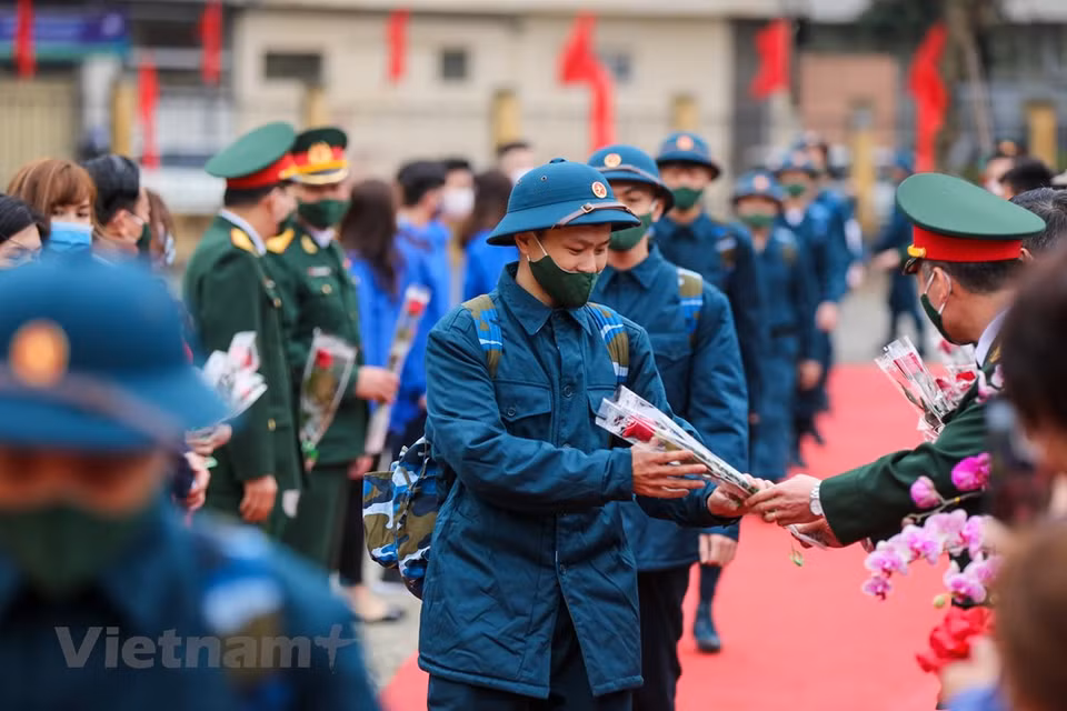  在新兵交接仪式上，河内市领导向新兵们赠送鲜花。新兵都下决心完成被交给的任务，为建国卫国事业做出积极贡献。图片来源：越通社/Vietnamplus