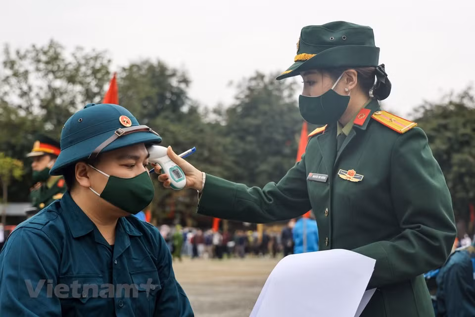 新兵在正式入伍之前要进行测量体温。 图片来源：越通社/Vietnamplus
