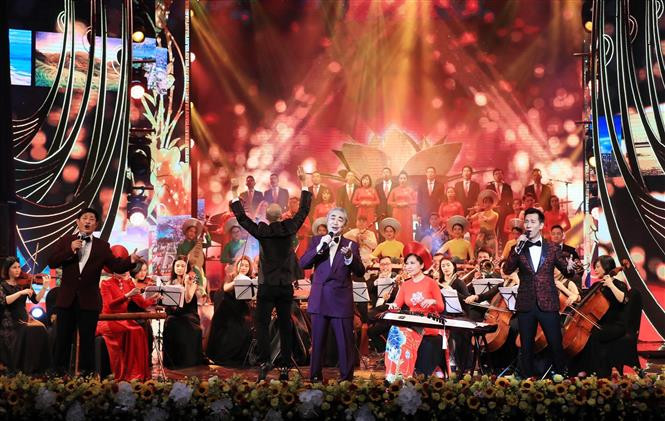 “家乡之春”已成为巨型年度活动，广泛吸引海外越侨的参与并颇受侨胞们的期待。图自越通社