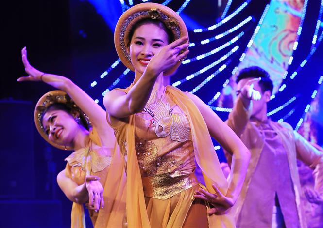 受新冠肺炎疫情的影响，今年汇演没有现场观众，并通过电视和数字直播的形式举行。越通社记者 林庆 摄