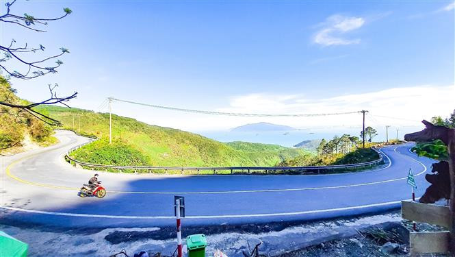 蜿蜒曲折的盘山公路沿着山腰伸展，令人咋舌的危险弯路。图片来源：越通社