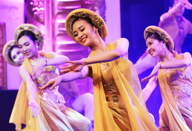 今年的“家乡之春”汇演精彩纷呈，其中国内和旅外越南艺人为观众献上关于歌颂祖国家乡、喜迎春节等的节目。图自越通社