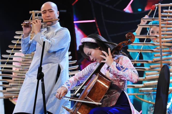 “家乡之春”汇演不仅满足旅外越南人社群与国内人民欢度春节的愿望，确保疫情防控工作落实到位；而且还体现越南党、国家对旅外侨胞的关怀关爱。图自越通社