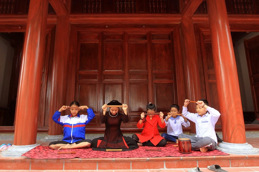 东门筹曲俱乐部的师生为一场表演进行排练。图片来源：越通社