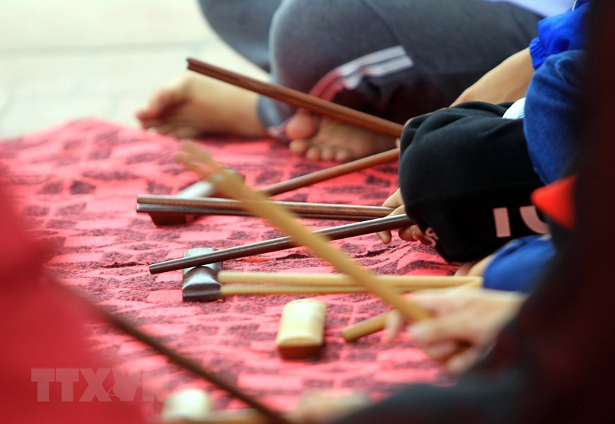 筹曲演唱者进行表演。图片来源：越通社