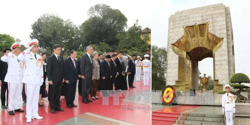 新加坡总理李显龙与夫人3月23日上午前往英雄烈士纪念碑敬献花圈。（图片来源：越通社）