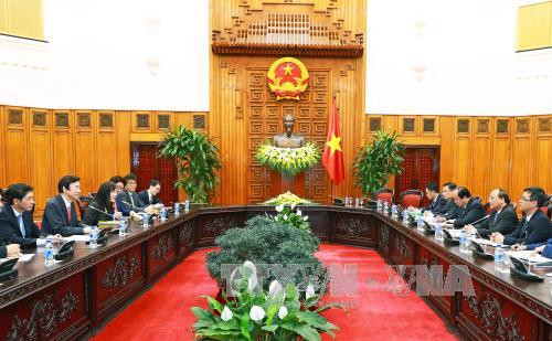 越南政府总理阮春福（右）会见韩国外交部长尹炳世（左）。
