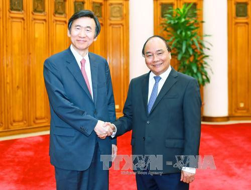 越南政府总理阮春福与韩国外交部长尹炳世（左）。