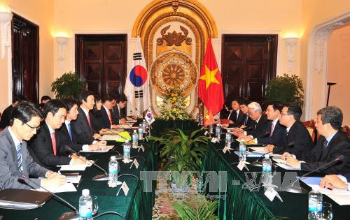 越南政府副总理兼外交部长范平明3月20日与韩国外交部长尹炳世举行会谈。