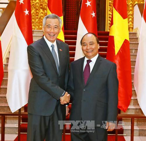 越南政府总理阮春福（右）与新加坡总理李显龙。（图片来源：越通社）