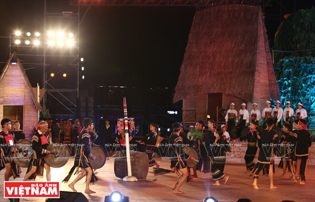 西原少数民族与北部山区芒族的锣钲合奏节目（图片来源：越南画报）