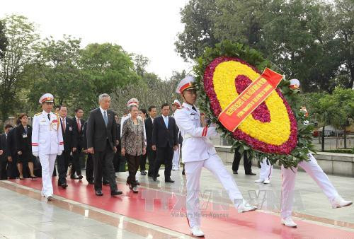 新加坡总理李显龙与夫人3月23日上午前往英雄烈士纪念碑敬献花圈。（图片来源：越通社）
