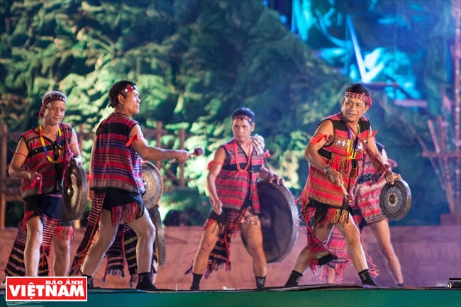 老挝艺术团的表演节目（图片来源：越南画报）