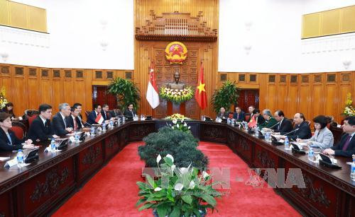 越南政府总理阮春福与新加坡总理李显龙进行会谈。（图片来源：越通社）