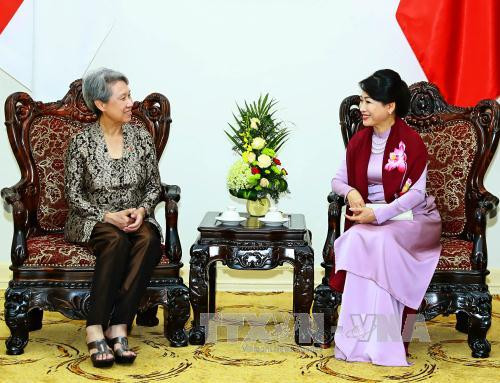 阮春福总理夫人会见李显龙总理夫人。（图片来源：越通社）