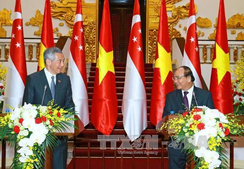 阮春福与李显龙共同主持联合新闻发布会​（图片来源：越通社）