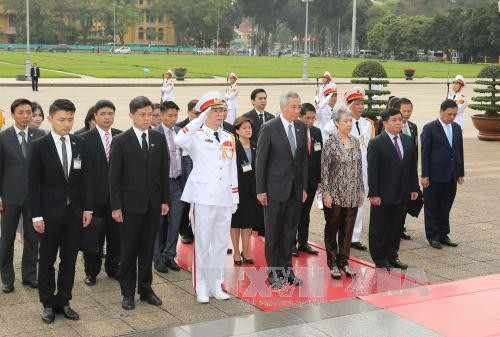 新加坡总理李显龙与夫人3月23日上午前来拜谒胡志明主席陵墓。（图片来源：越通社）