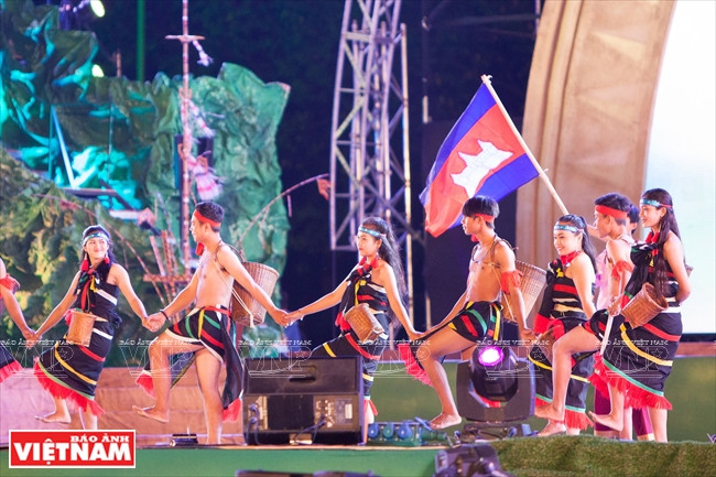 柬埔寨艺术团的表演节目（图片来源：越南画报）
