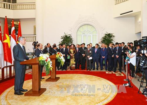 在联合新闻发布会上的阮春福与李显龙。（图片来源：越通社）