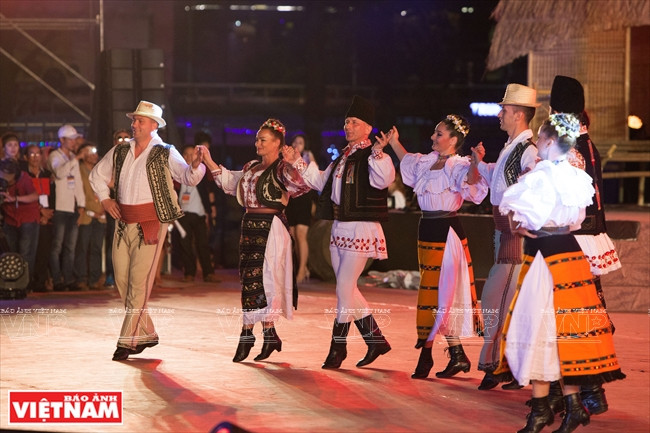 罗马尼亚艺术团的表演节目（图片来源：越南画报）