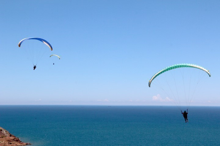 滑翔伞飞行者不仅可从高空观赏自然美景， 而且还满足自己的探险的兴趣。图自越通社