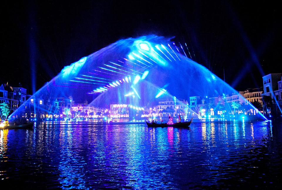 在Grand World--“无眠”之城每天晚上 9点半举行的‘威尼斯色彩’表演活动。图自越通社