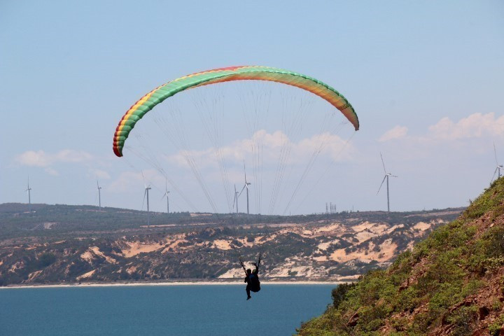 参加滑翔伞运动，游客可从高空观看平顺省山水美景。图自越通社