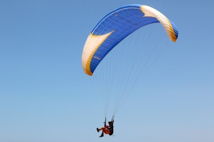 参加滑翔伞运动，游客可从高空观看平顺省山水美景。图自越通社