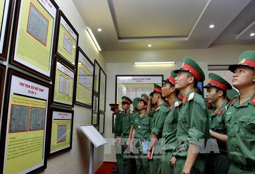 第 7 军区武装力量战士们参观展览会。（图片来源：越通社）