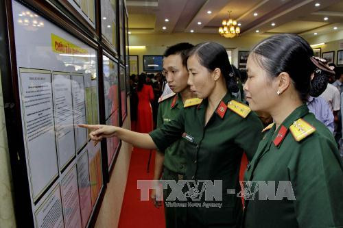 第 7 军区武装力量战士们参观展览会。（图片来源：越通社）