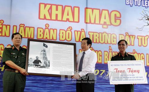 越南信息传媒部部长阮北山向第 7 军区司令部代表赠送有关“黄沙与长沙归属越南：历史证据与法律依据” 地图和资料。（图片来源：越通社）