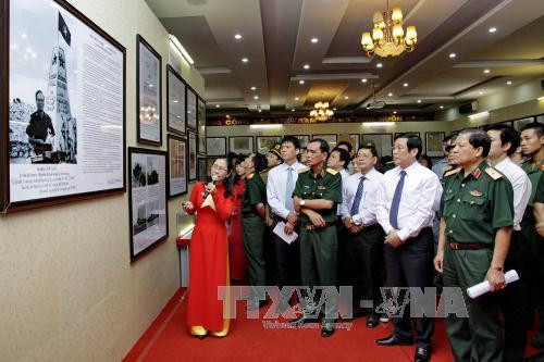 越南信息传媒部部、第 7 军区司令部领导和胡志明市各部门行业代表参观展览会。（图片来源：越通社）