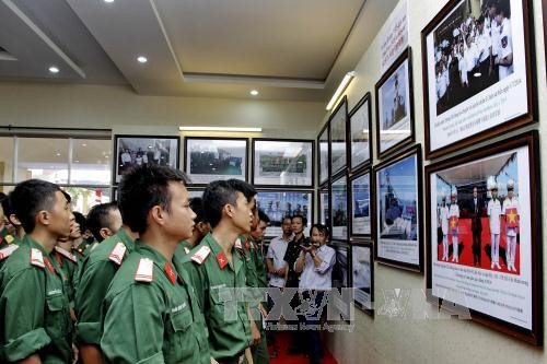 第 7 军区武装力量战士们参观展览会。（图片来源：越通社）