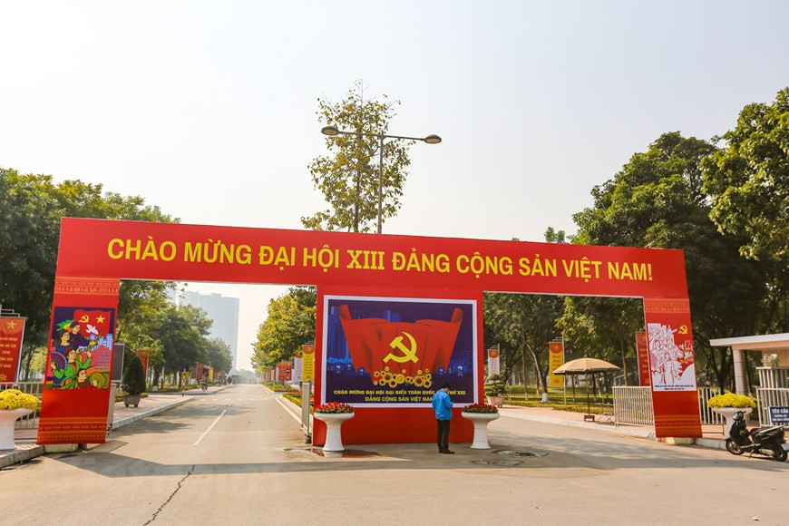 由于受新冠肺炎疫情的影响，大会的组织服务工作也得到了精心安排，确保新冠肺炎疫情防控工作。此外，大会组织服务小组特别关注代表保健工作，指导制定详细、具体的保健方案，确保与会代表和特邀代表的健康安全。国家会议中心大门以红色和黄色为主，鲜艳的色彩散发浓郁的气息。图自Vietnam+