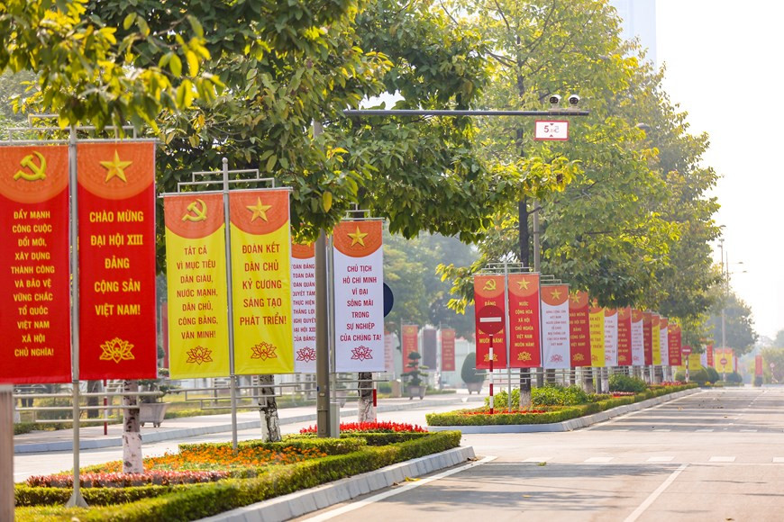 越共十三大将于2021年1月25日至2月2日在首都河内召开。截至目前，河内市大街小巷挂满党旗、国旗、彩旗和宣传标语，到处花团锦簇、红旗飘扬，喜迎大会的氛围日渐浓厚。为了确保治安秩序和交通通畅，河内交警、公安等力量在大会召开期间严密部署力量，确保大会的绝对安全。图自Vietnam+