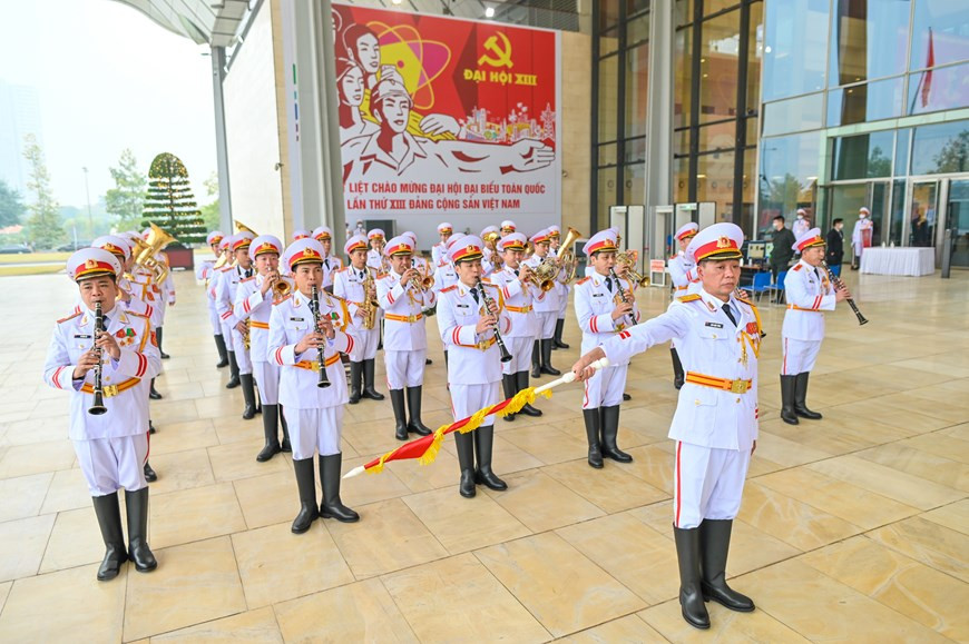 为了做好后勤保障工作，河内市已举行出征仪式，加强环境卫生整治、保障交通秩序安全畅通，通过创建城市文明来喜迎越共十三大。截至目前，大会安检和后勤及组织工作已全部就绪，交警、公安等力量多措并举，严密部署，致力保障大会的绝对安全。图自Vietnam+