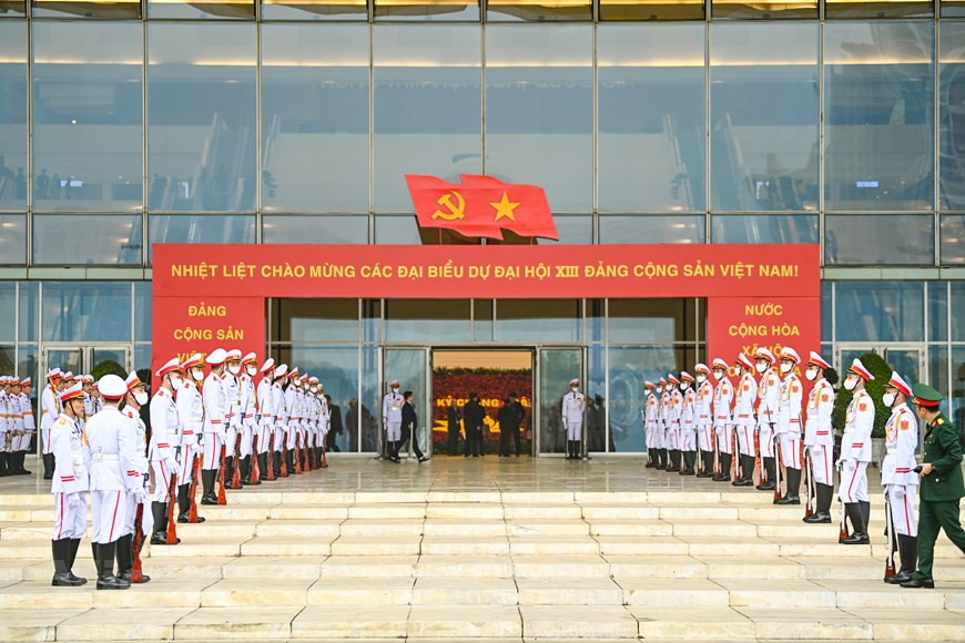 为了做好后勤保障工作，河内市已举行出征仪式，加强环境卫生整治、保障交通秩序安全畅通，通过创建城市文明来喜迎越共十三大。此外，该市领导特别重视道路交通安全保障工作，有效预防交通事故发生，全力营造良好的道路交通环境。图自Vietnam+