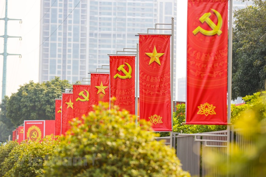 为了迎接越共十三大召开，这几天来，首都河内大街小巷张灯结彩，全市主要街道到处可见鲜红的国旗和党旗迎风飘扬，七彩花卉比比皆是。国家会议中心周边地区到处都充满喜庆的气氛，到处都可看见鲜红的国旗和党旗和鲜艳的花朵。图自Vietnam+