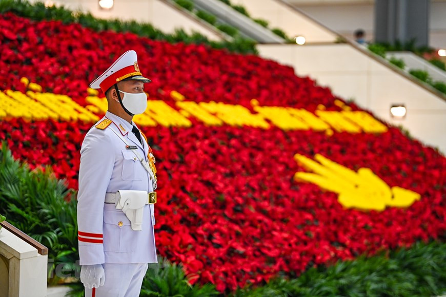 国家会议中心挂满着党旗、国旗和标语，喜迎越共十三大。欢乐的气氛充分反映了国内各阶层人们对党和国家这一重大事件的关注与期望。由于受新冠肺炎疫情的影响，大会的组织服务工作也得到了精心安排，确保新冠肺炎疫情防控工作。图自Vietnam+