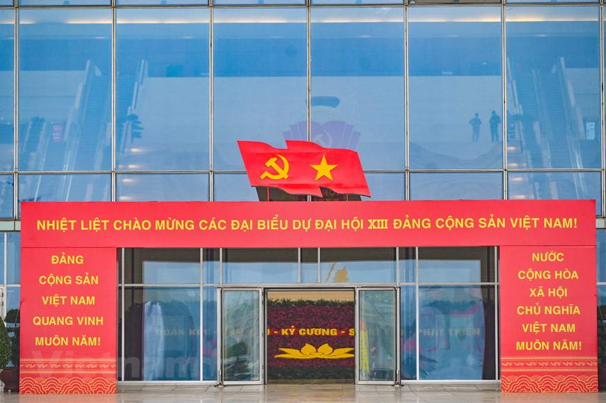 越南共产党第十三次全国代表大会从2021年1月25日至2月2日在河内举行。这是党、国家及民族的重大事件，引起了全国干部、党员、各阶层人民以及旅外越南同胞的关注。喜迎越南共产党第十三次全国人民代表大会的海报挂满国家会议中心大门。图自Vietnam+